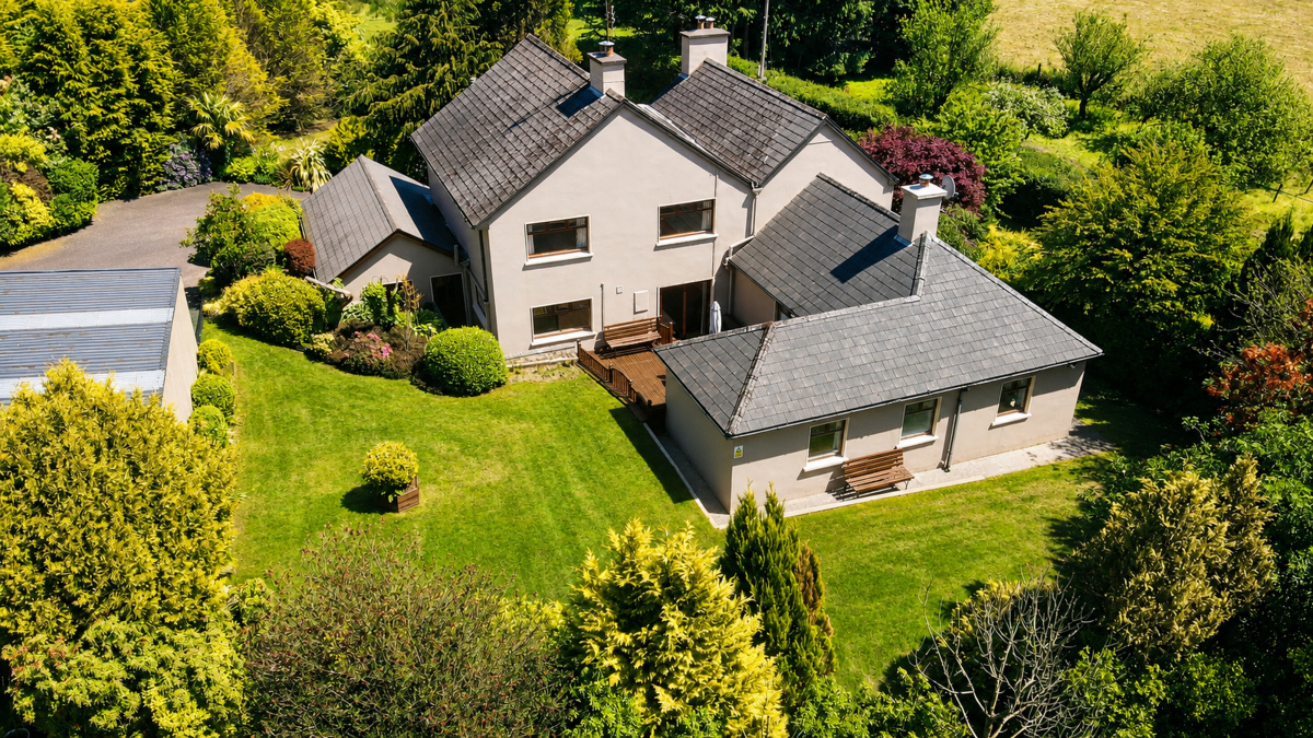 5 Bed House with 4.2 acres and a 2 bedroom Apartment. – Irish Rural Homes