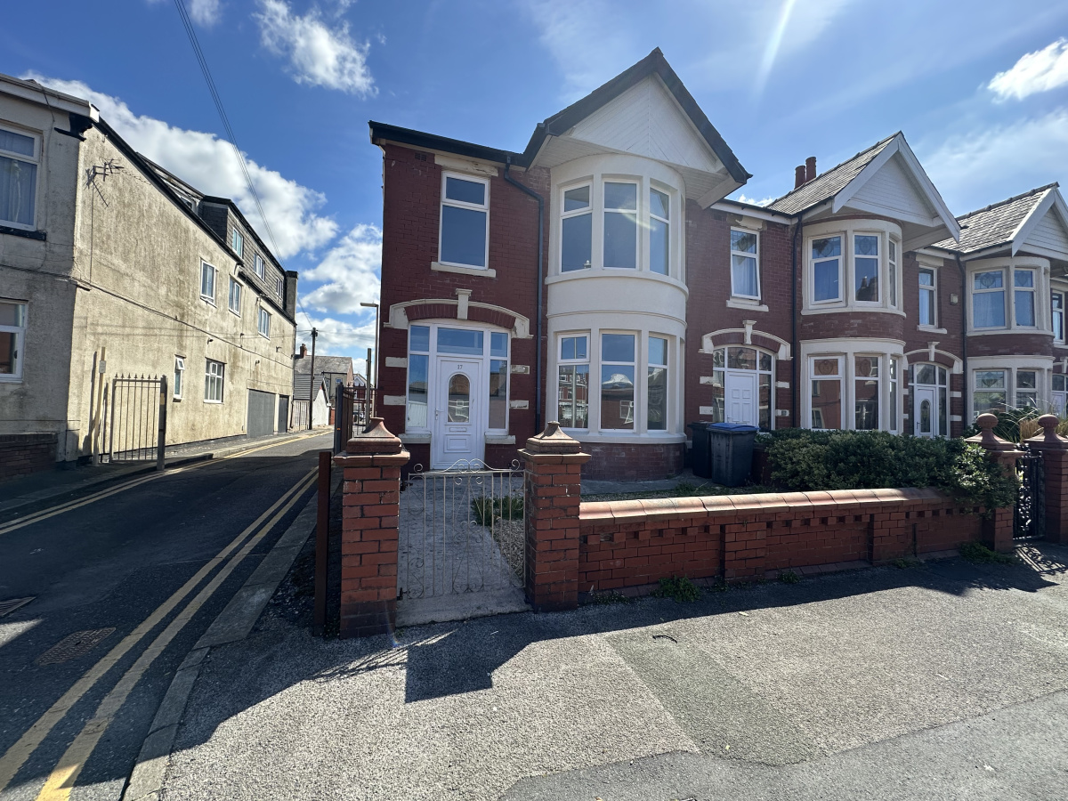 17 Warbreck Drive, Bispham, Blackpool, Lancashire, FY2 9SZ